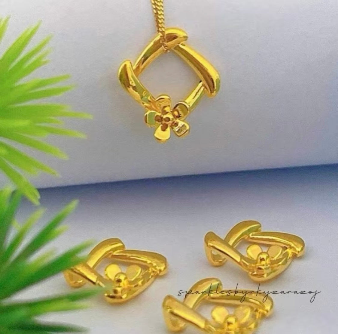 Mini Flower in the frame Style Pendant 18k Saudi Gold