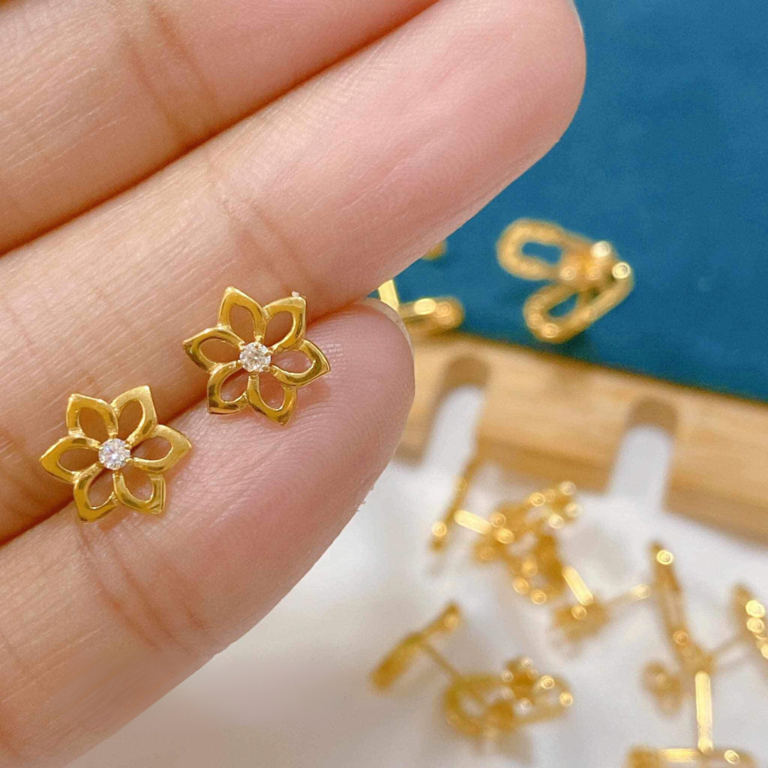Daily Wear Cute Small Gold Earrings Flower Earrings With Centered