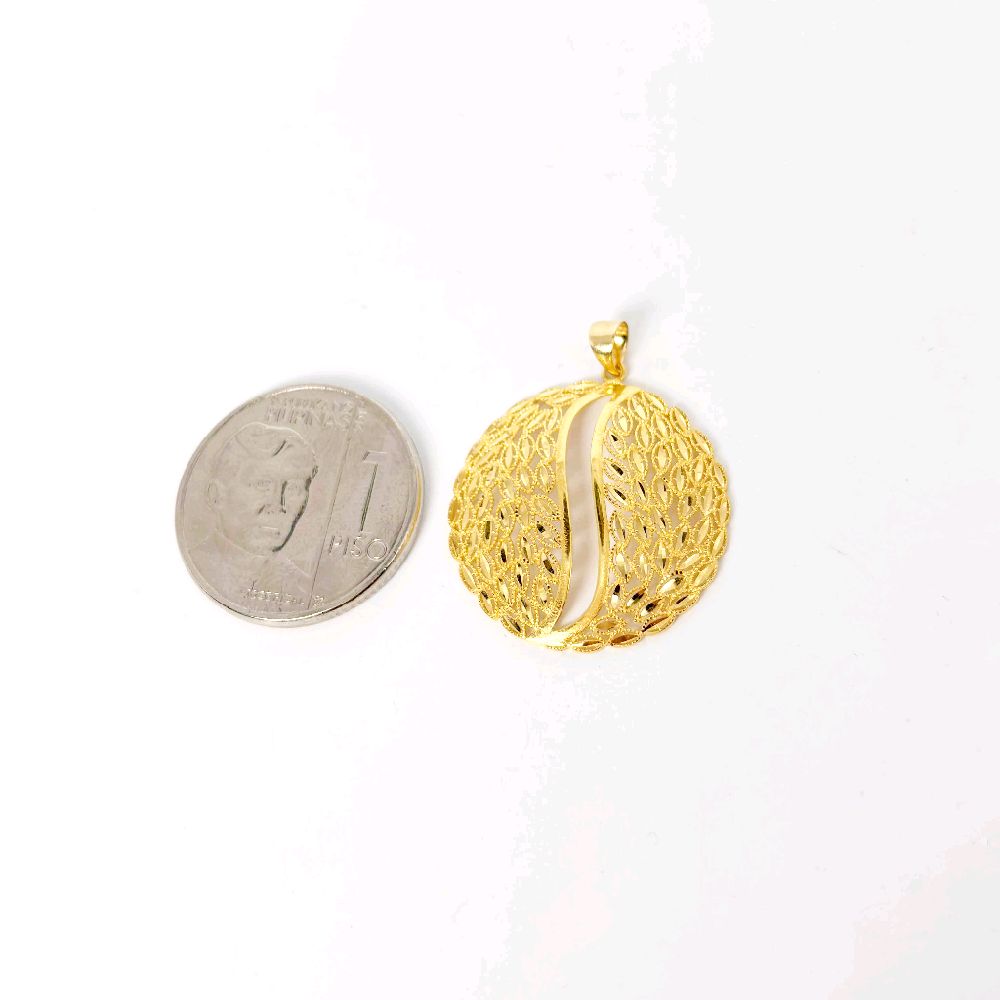 18k Saudi Gold Leaf Circle Pendant - SKU-9SU1CGR8
