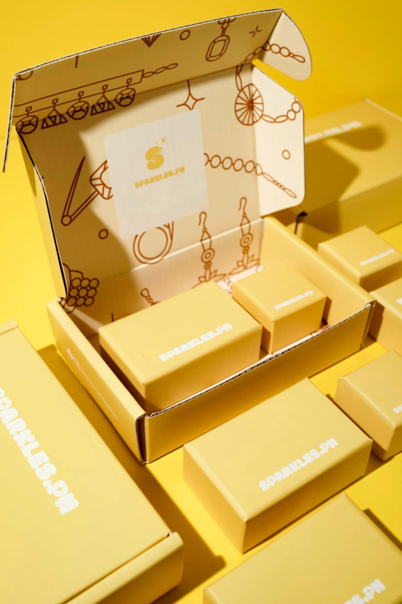 18k Saudi Gold Flower Elizabeth Pendant + Cadena Chain 16”