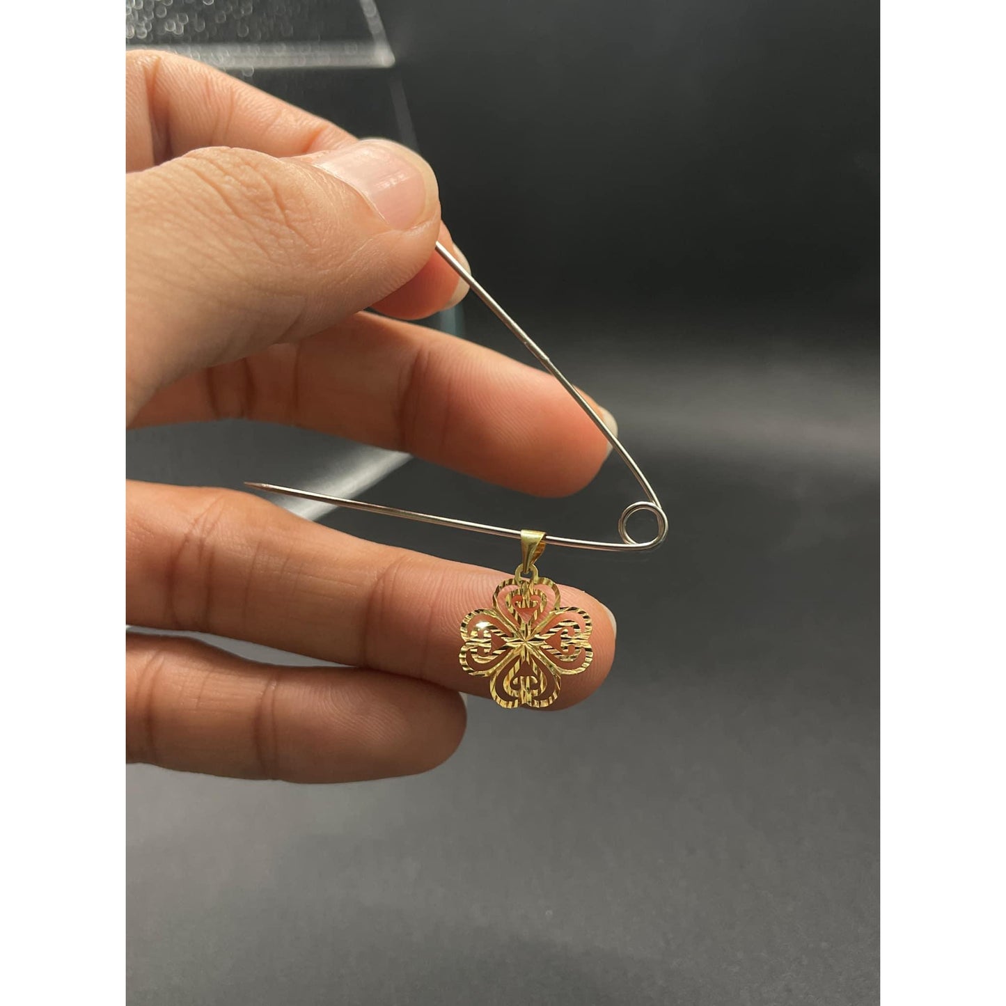 18k Saudi Gold .46g per GRAM Splash Clover Flower Pendant Solido Pawnable