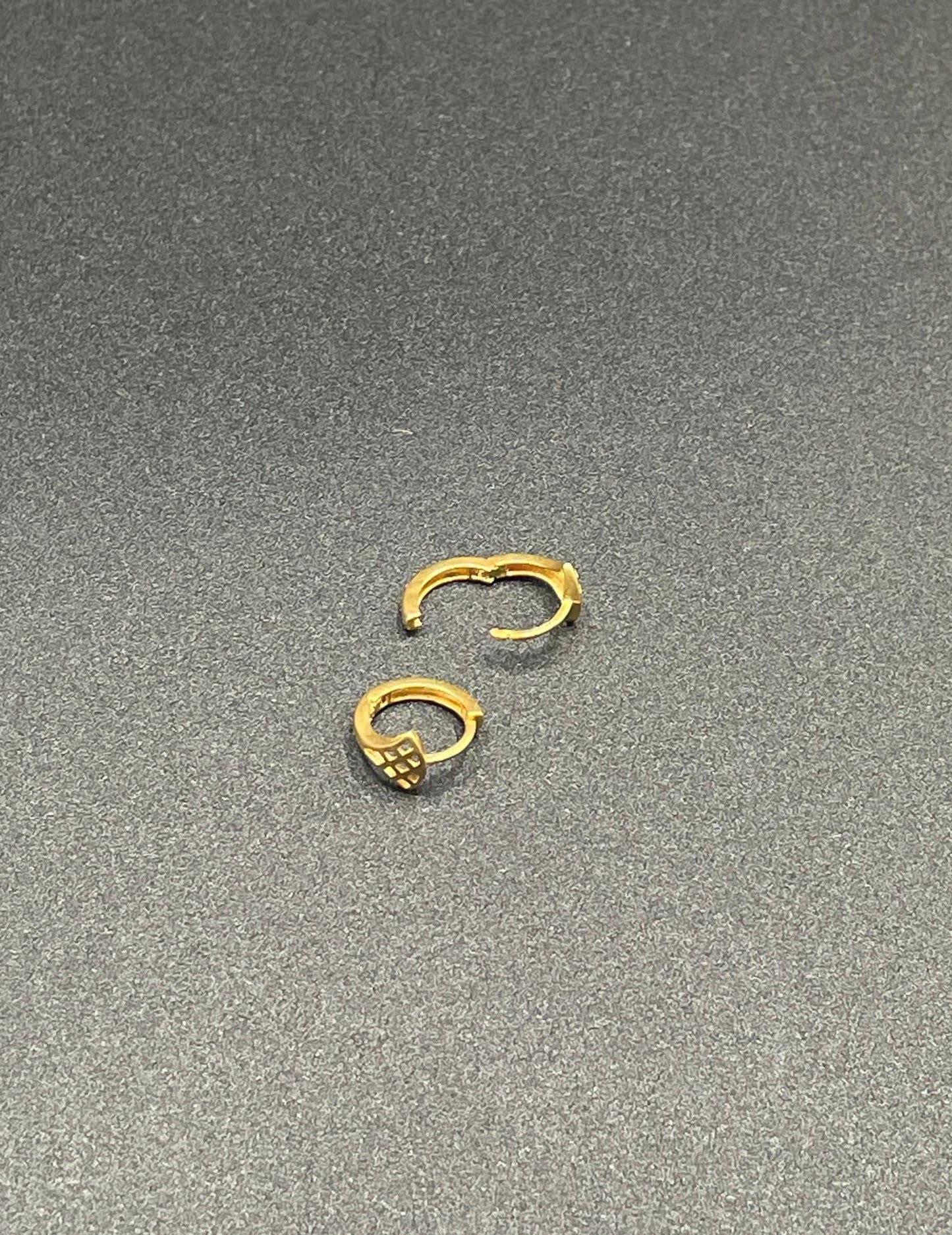 18k Saudi Gold .91 g PER GRAM  Tail Style Earring Solido Pawnable