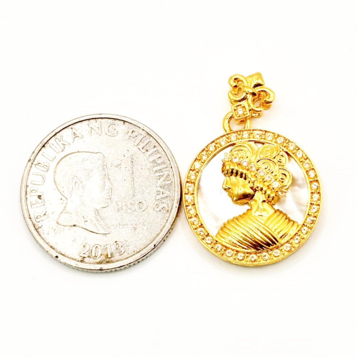 18k Saudi Gold Queen Head Pendant - SKU-R2VYPFL3